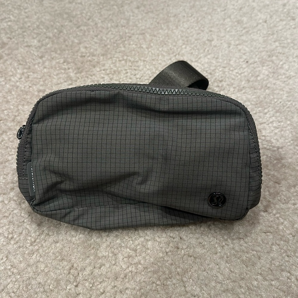 BNWT Lululemon Everywhere Belt Bag color carob brown and black